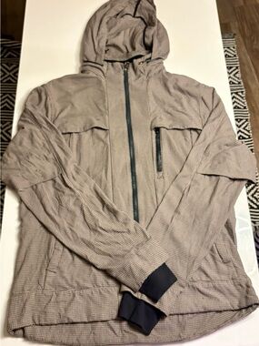 lululemon athletica Men's Lightweight Hooded Jacket in Tan Plaid Size L